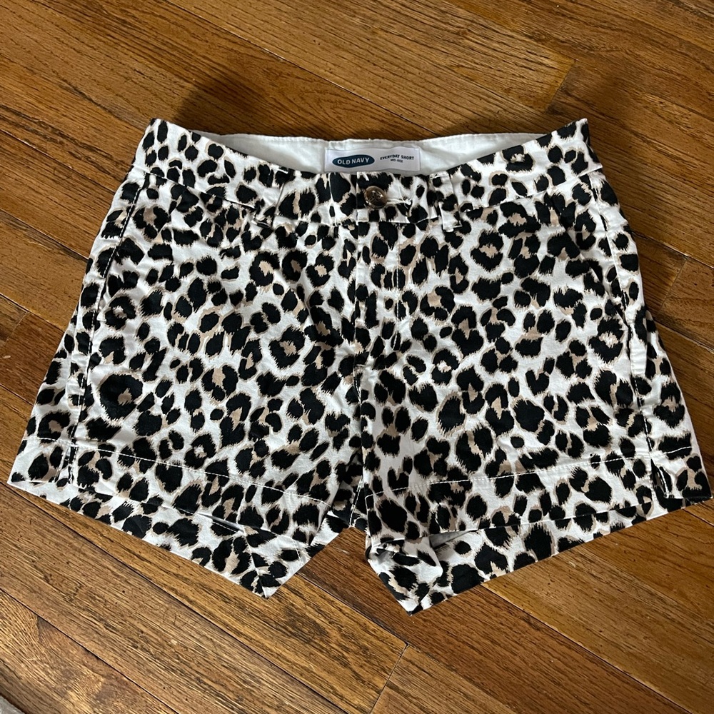 Women’s Old Navy Everyday Mid Rise Shorts.